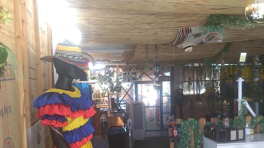 La terraza del restaurante La Fonda de la pedanía murciana de Puente Tocinos está recargada de elementos decorativos, como en la discoteca Fonda Milagros arrasada por las llamas en la zona de ocio de Atalayas en Murcia.