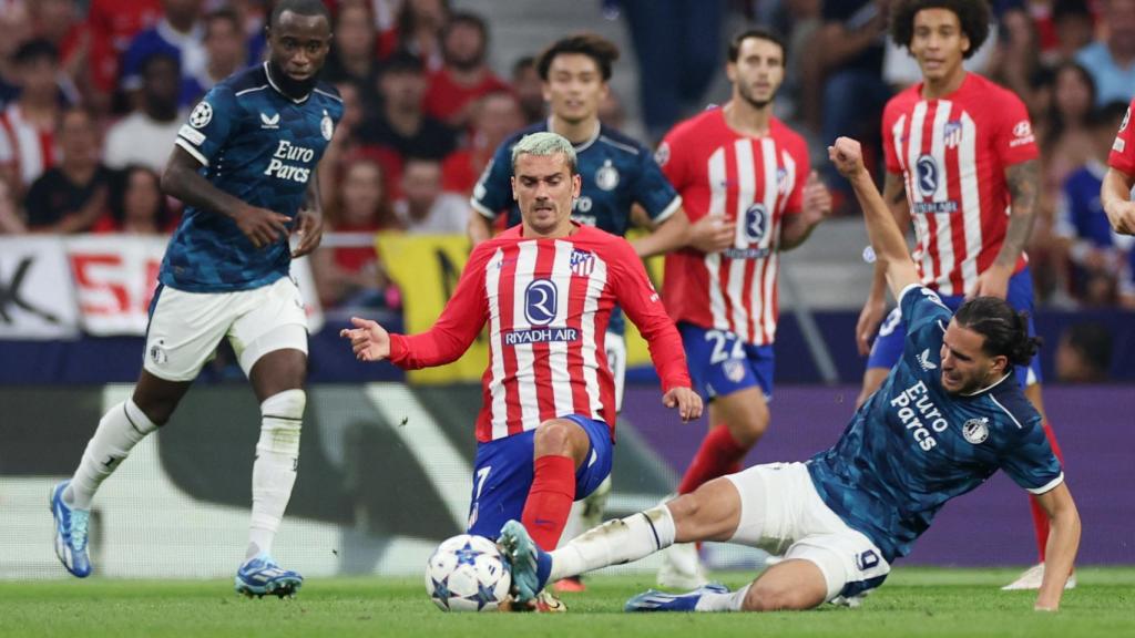 Griezmann trata de llevarse un balón ante Ueda