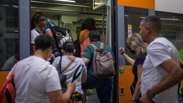 Pasajeron subiendo a un tren de Rodalíes, en Sants.