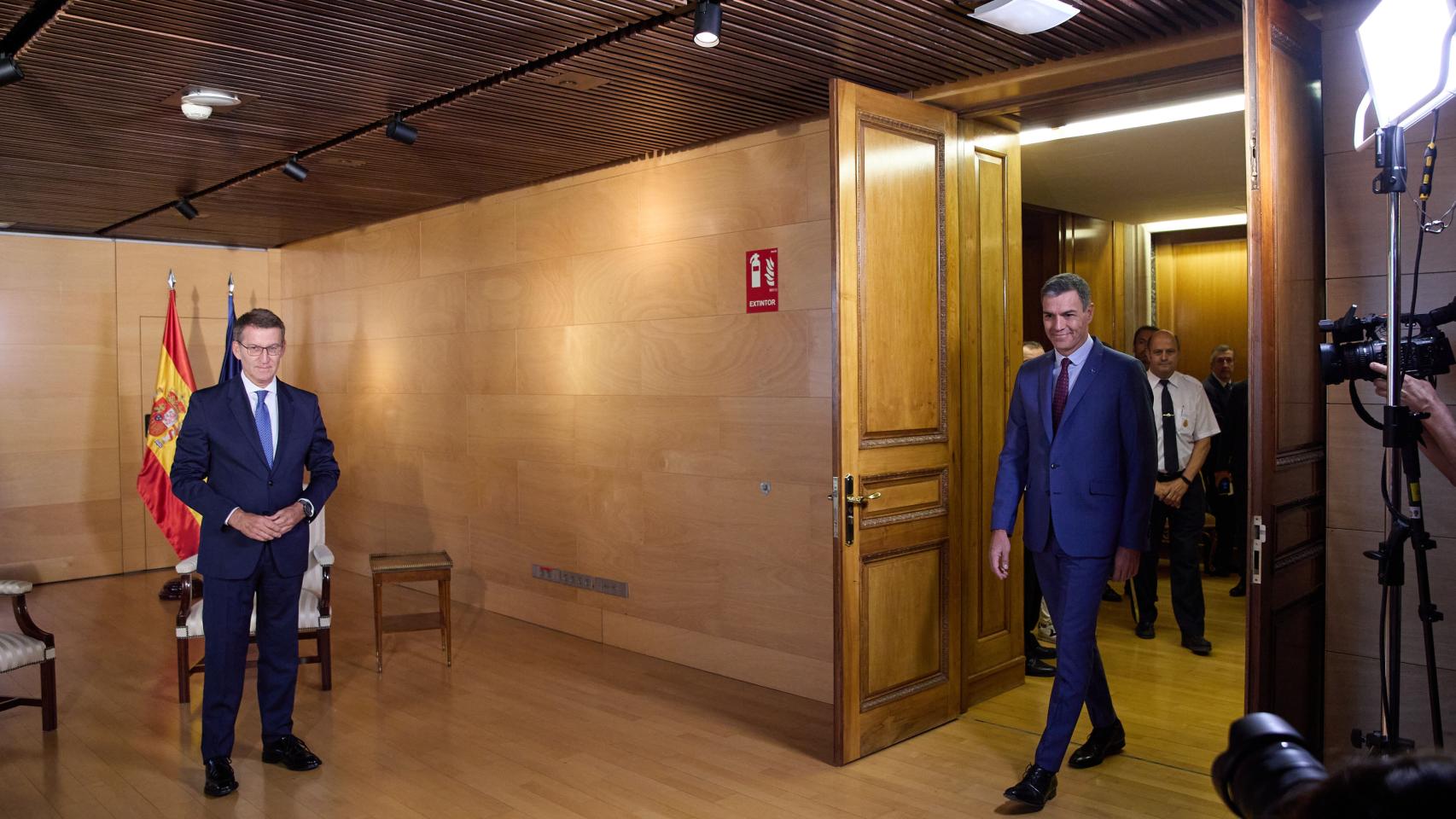 Feijóo recibiendo a Sánchez en el Congreso en el último encuentro que mantuvieron en agosto.