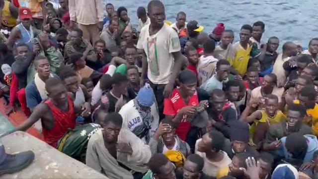 Barcaza localizada en El Hierro con 271 migrantes.