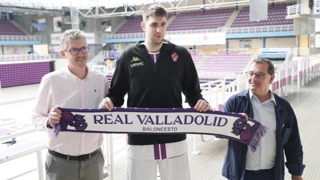 El director general del Real Valladolid Baloncesto, Enrique Peral, y el director de Comunicación de Caja Rural, Narciso Prieto Martín, presentan el convenio de colaboración entre ambas instrucciones. Junto a ellos, el nuevo jugador del equipo, Jaime Fernández