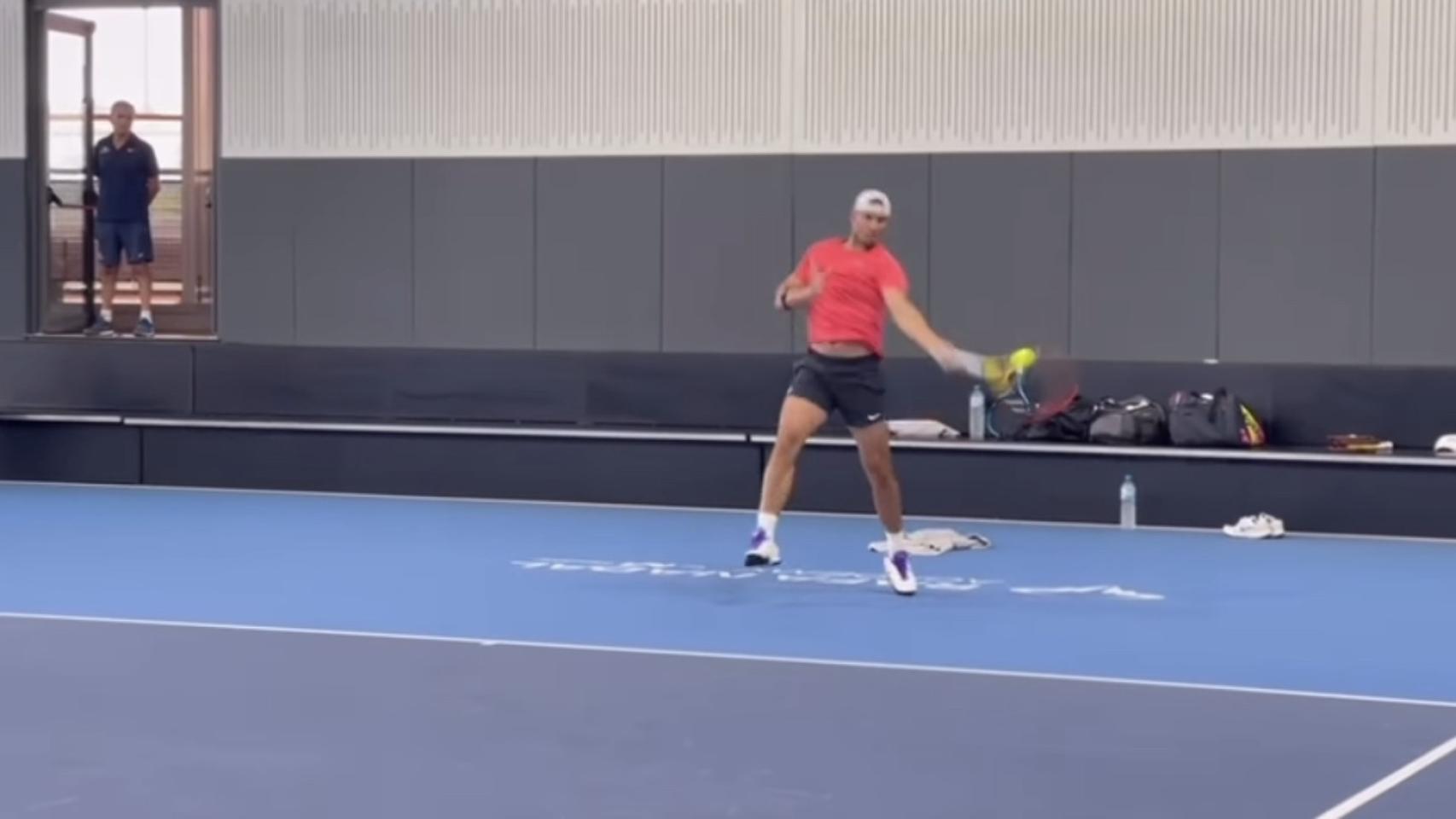 Rafa Nadal entrenando en pista dura