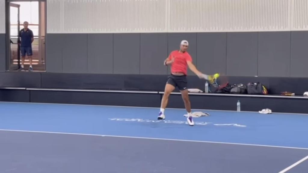 Rafa Nadal entrenando en pista dura