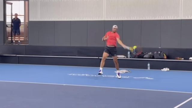 Rafa Nadal entrenando en pista dura