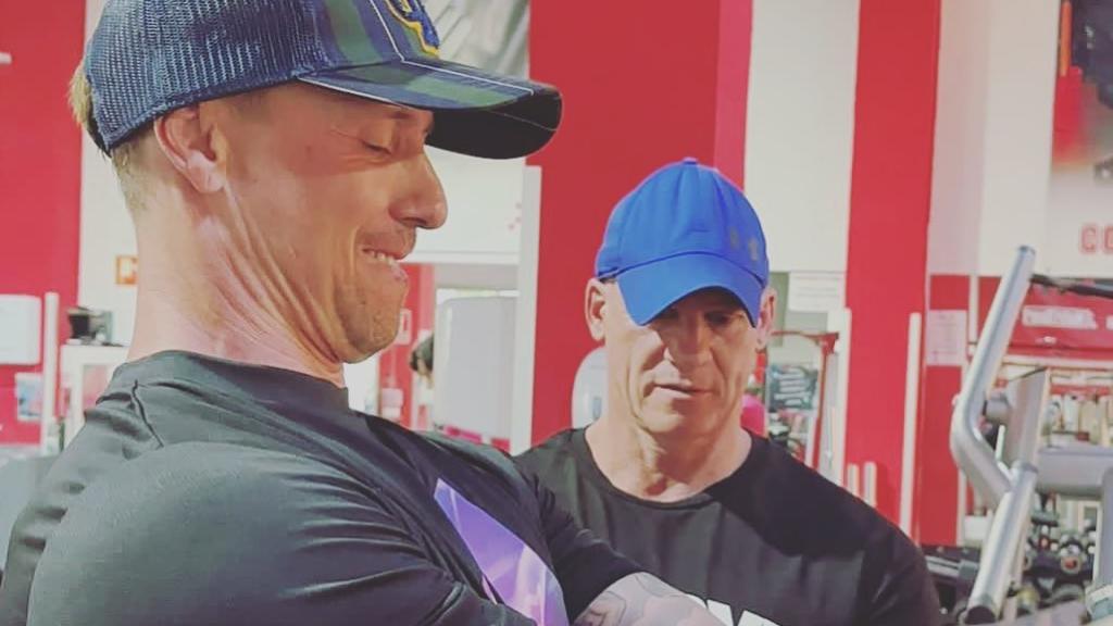 Guti realizando ejercicios físicos en un gimnasio