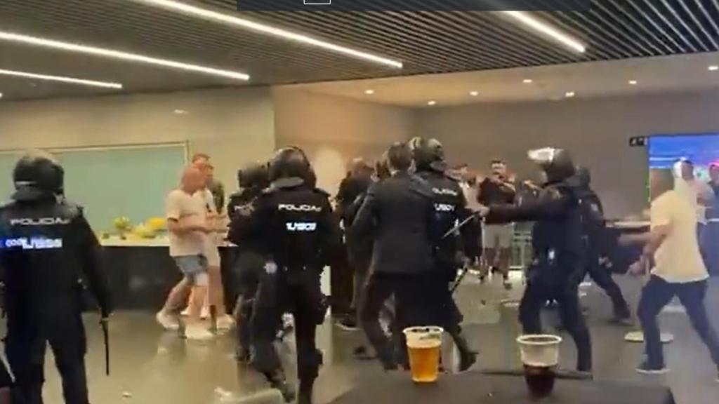 Momento en el que la Policía Nacional reduce a los aficionados