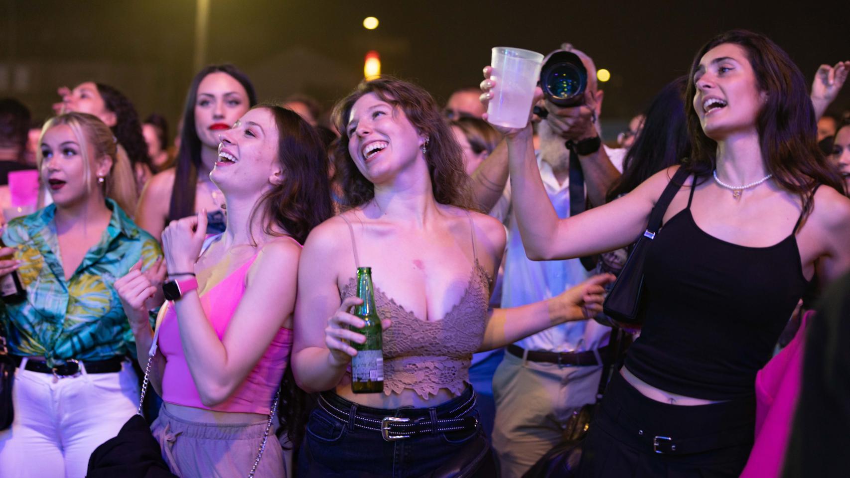 La orquesta Panorama pone a bailar a Olías del Rey con un show espectacular: todas las fotos
