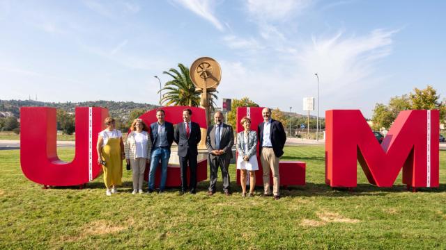 Las letras gigantes de la UCLM en Toledo.