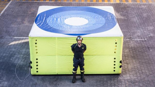 El bombero Sergio Tubío, impulsor de la unidad, posa frente a una colchoneta.