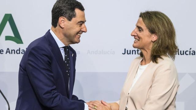 El presidente de la Junta de Andalucía, Juanma Moreno, y la ministra de Teresa Ribera, se saludan en una rueda de prensa en san Telmo.