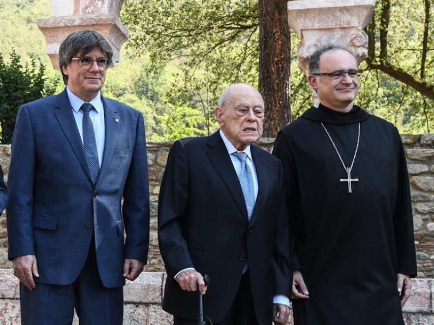 Carles Puigdemont y Jordi Pujol Solei junto al abad de Montserrat, Manel Gasch, el pasado 21 de agosto durante el homenaje al músico Pau Casals celebrado en la Abadía de Sant Miquel de Cuixà, a 21 de agosto de 2023, en Codalet (Francia).