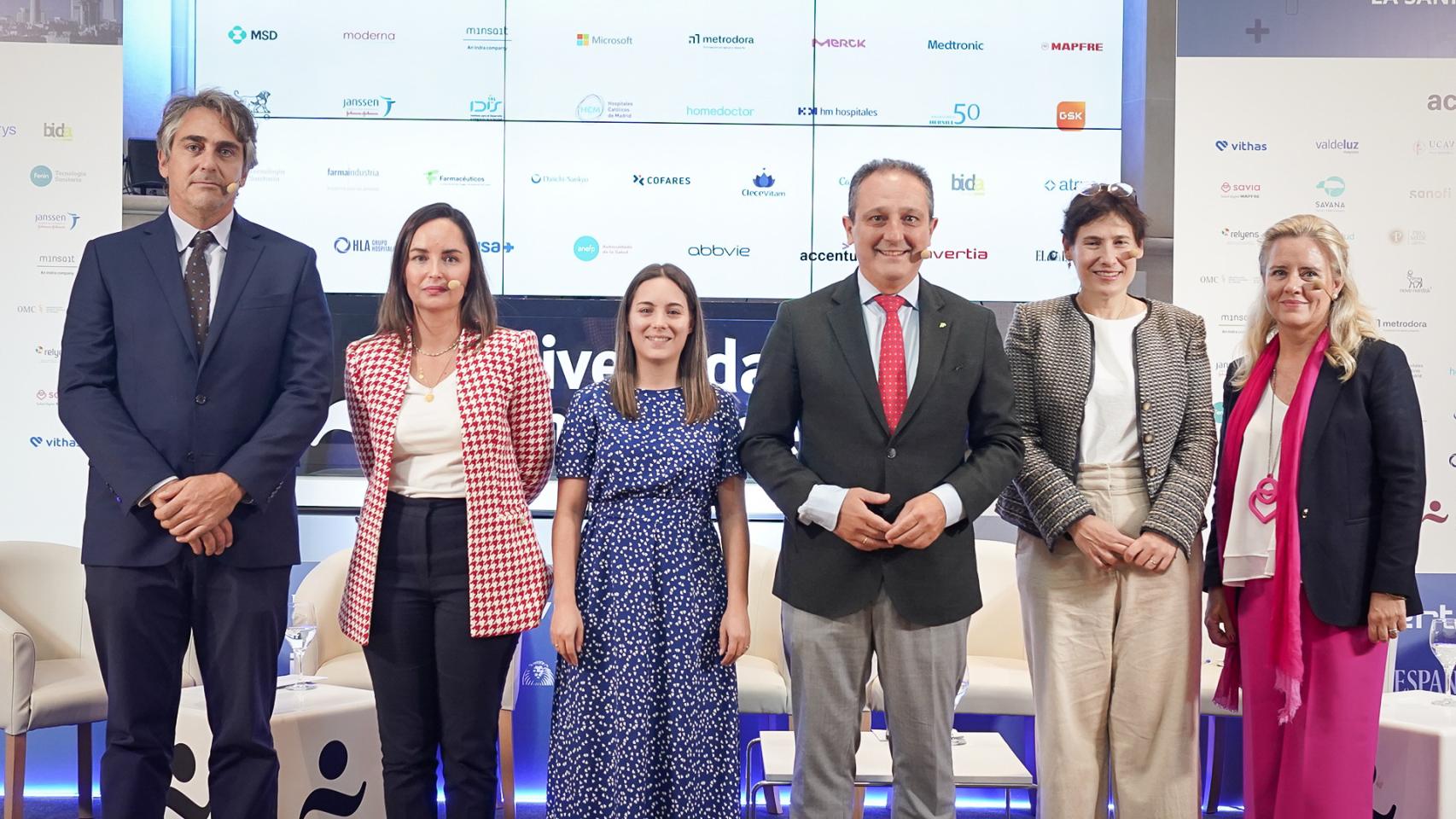 David Álvarez, director de Salud Digital de Siemens Healthineers; Laura López-Táppero, directora médica de ASPY Prevención; Mercedes Rivera, redactora de El Español; Juan Pedro Rísquez, vicepresidente del Consejo General de Colegios Farmacéuticos; Mónica Vidal, responsable de Salud Seguros de Capgemini España y Mariel Vázquez, directora de Experiencia Digital para Clientes de Mapfre y CCO de Savia.