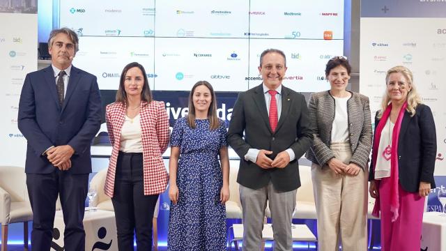 David Álvarez, director de Salud Digital de Siemens Healthineers; Laura López-Táppero, directora médica de ASPY Prevención; Mercedes Rivera, redactora de El Español; Juan Pedro Rísquez, vicepresidente del Consejo General de Colegios Farmacéuticos; Mónica Vidal, responsable de Salud Seguros de Capgemini España y Mariel Vázquez, directora de Experiencia Digital para Clientes de Mapfre y CCO de Savia.