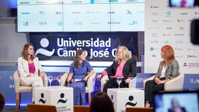 De izquierda a derecha: Tania Menéndez, Mercedes Rivera (redactora de Invertia), Alma Fernández y Aroa Vivanco.