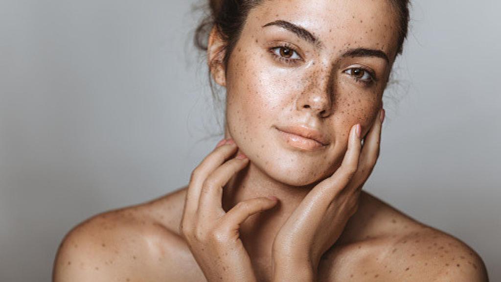 Mujer con pecas con piel radiante