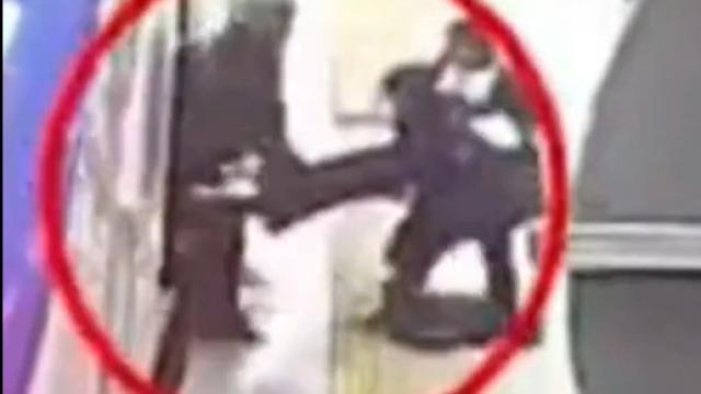 Momento en que un grupo de mujeres porta a la joven iraní.