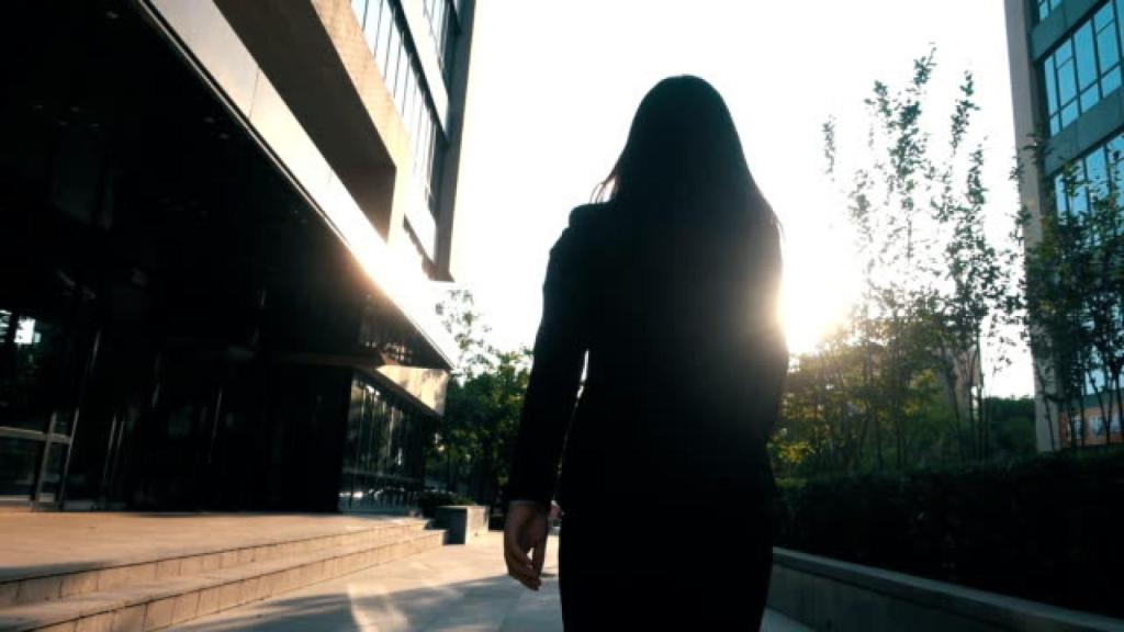 Una mujer de espaldas