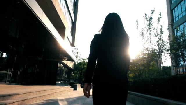 Una mujer de espaldas