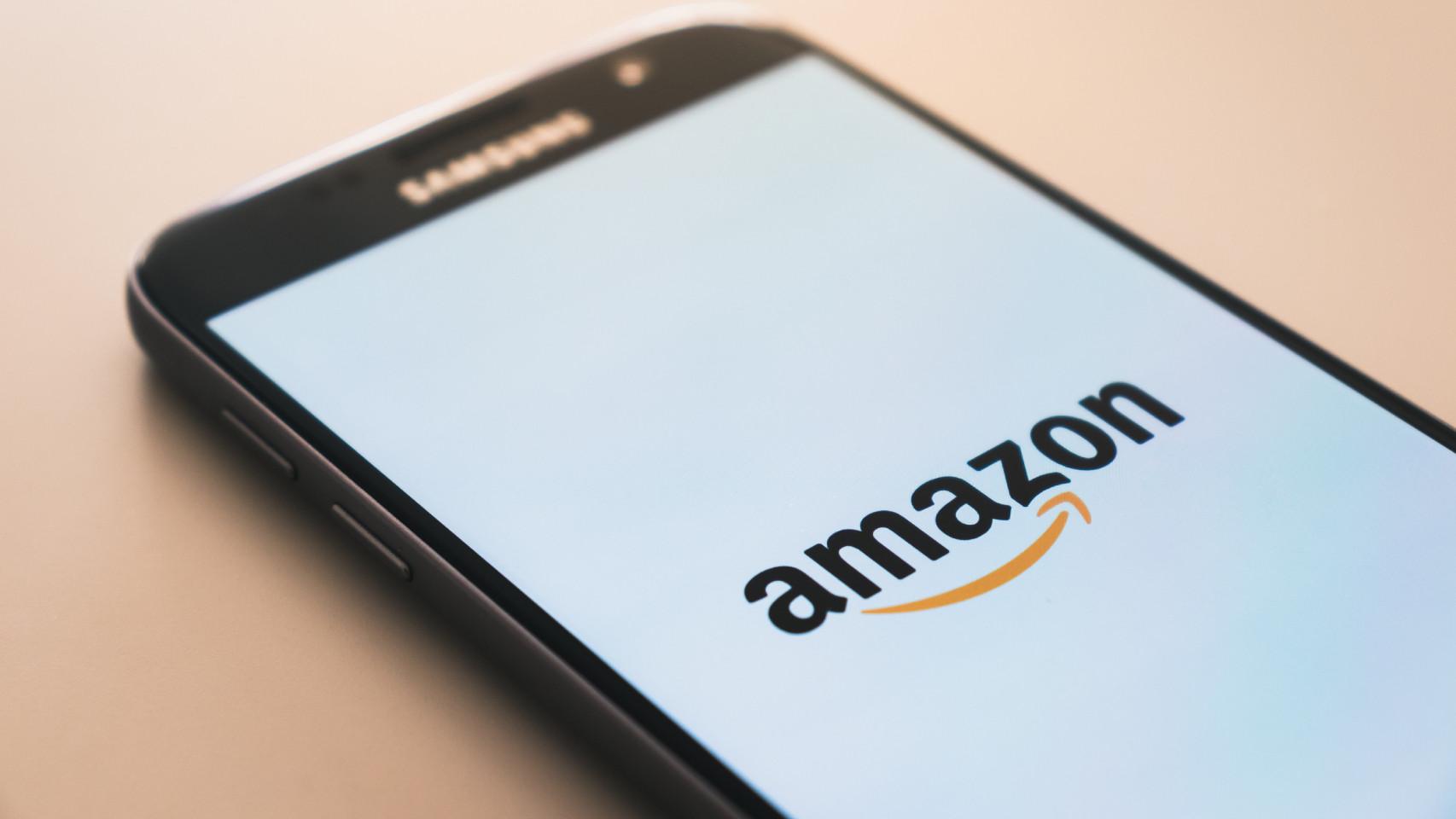 El logo de Amazon en un móvil.