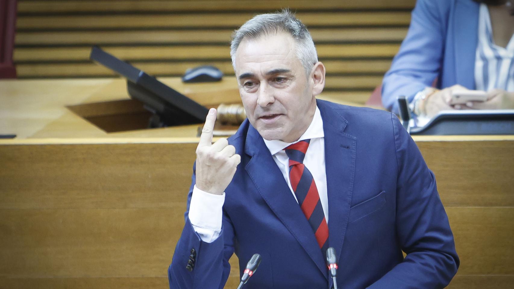 El portavoz parlamentario del PP, Miguel Barrachina, en las Cortes este miércoles. EE