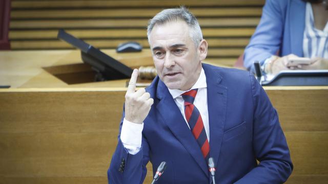 El portavoz parlamentario del PP, Miguel Barrachina, en las Cortes este miércoles. EE