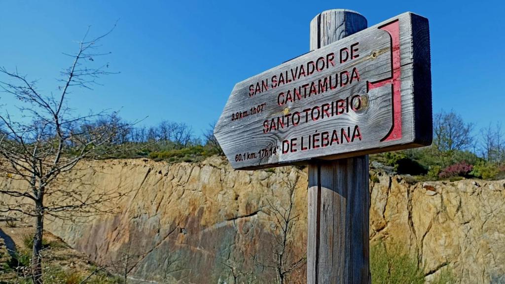 Señalización de una senda en Cervera de Pisuerga