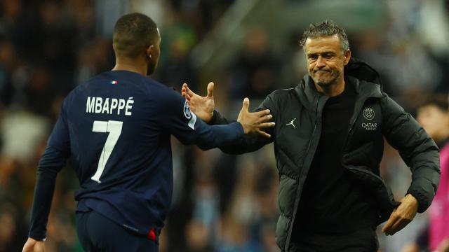 Mbappé y Luis Enrique se dan la mano
