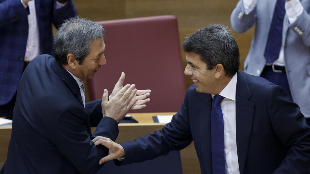 El presidente Carlos Mazón saluda a su vicepresidente Vicente Barrera en la sesión de control.