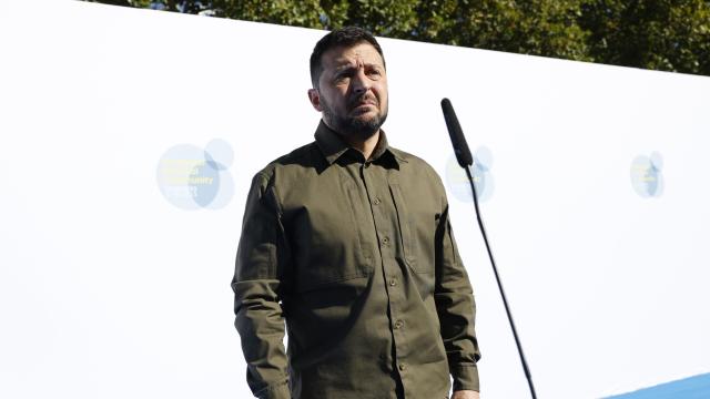 El presidente ucraniano, Volodímir Zelenski, este jueves en su llegada a la cumbre europea que se celebra en Granada.