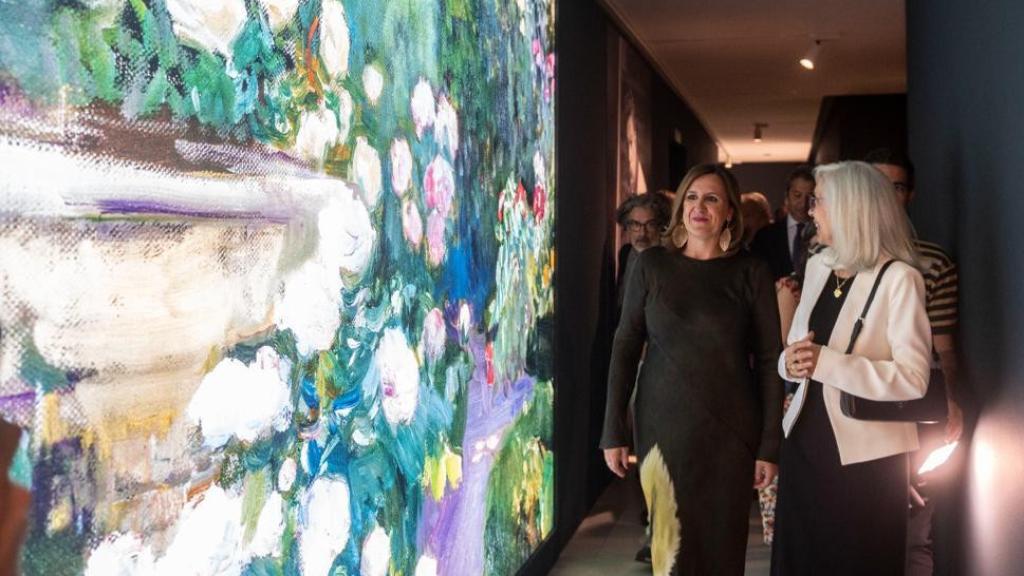 María José Català visitando la exposición. EE