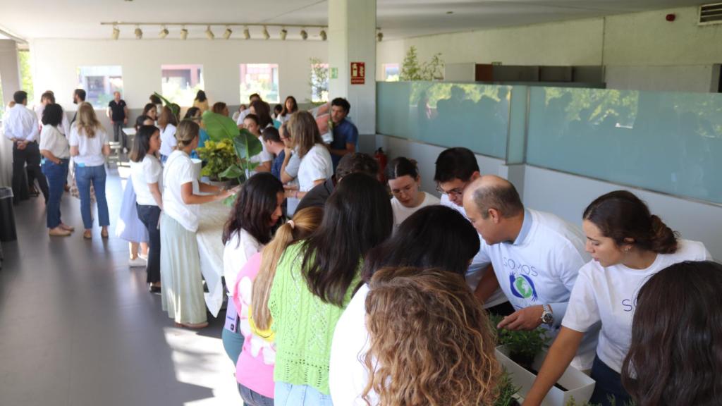 Voluntarios y jóvenes de Down Madrid en la sede de Tendam.