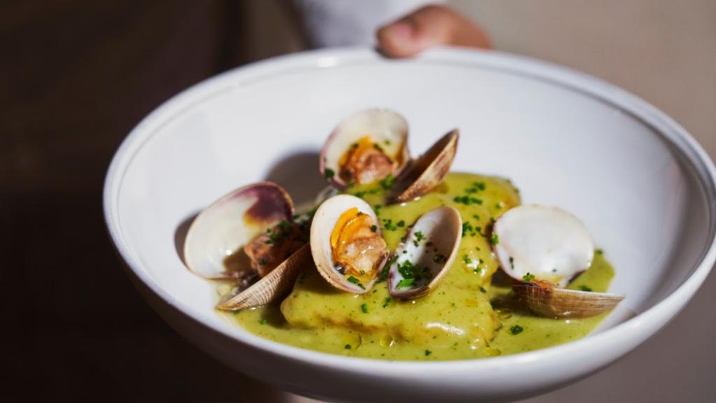 Merluza en salsa verde de aguacate y almejas.