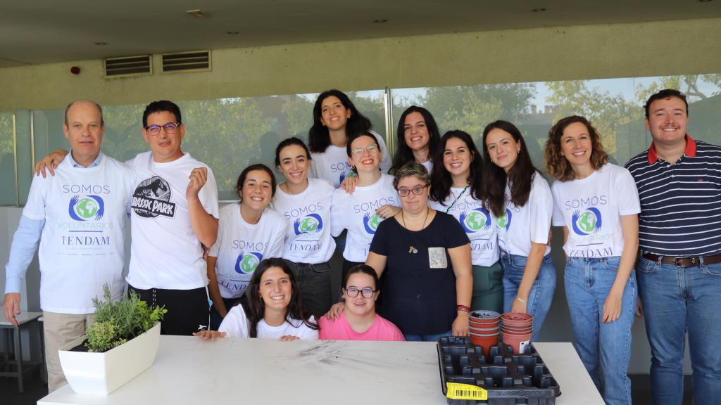 Fotografía de grupo junto a jóvenes de Down Madrid.