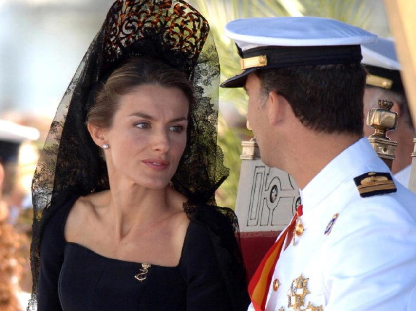 Letizia, en su etapa de Princesa, con mantilla en un acto castrense en Motril.