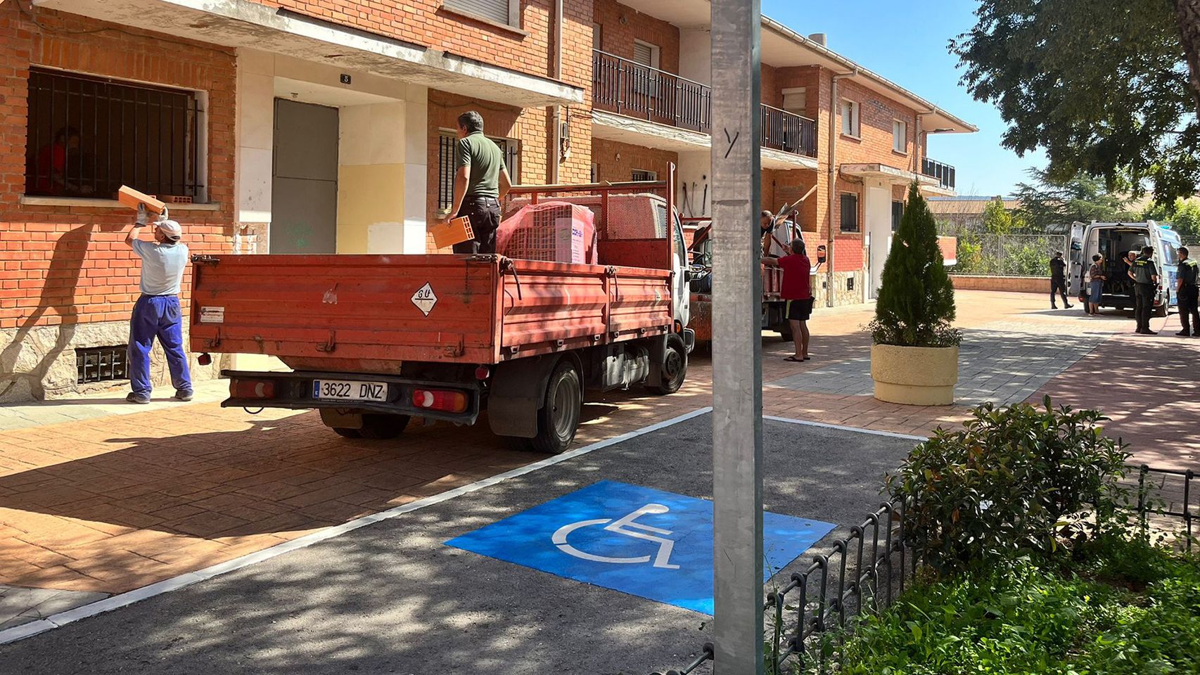 Trabajadores tapian puertas y ventanas de la residencia tras el desalojo.