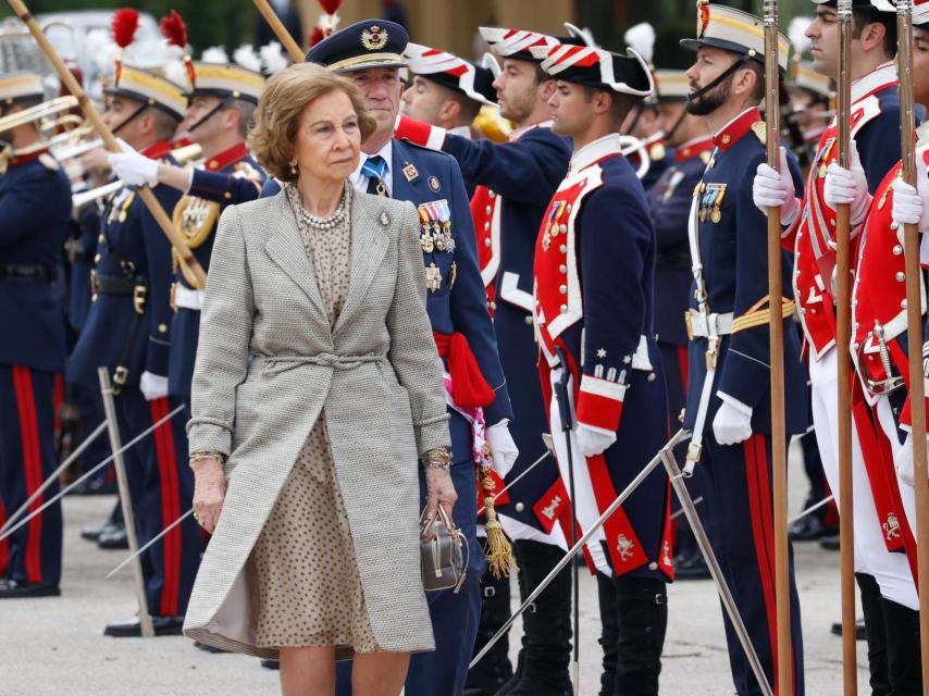 La Emérita, sin mantilla, en la jura de bandera del personal civil en El Pardo.