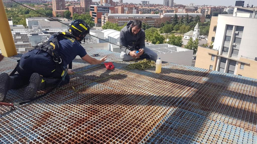 Simulacro de un rescate por intento de suicidio.