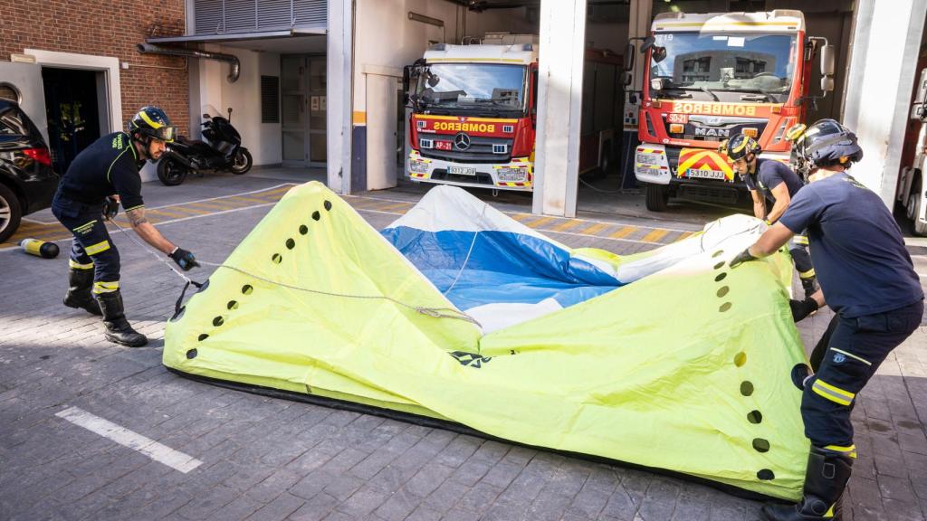 Tubío junto a sus compañeros desplegando una de las colchonetas en el parque de bomberos de Manuel Becerra.
