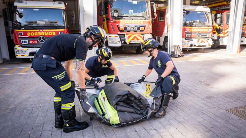Tubío junto a sus compañeros desplegando una de las colchonetas en el parque de bomberos de Manuel Becerra.