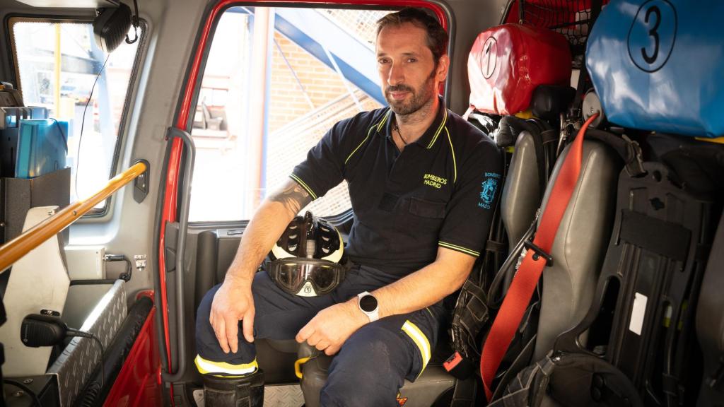 Sergio Tubío en uno de los vehículos de Bomberos de Madrid.