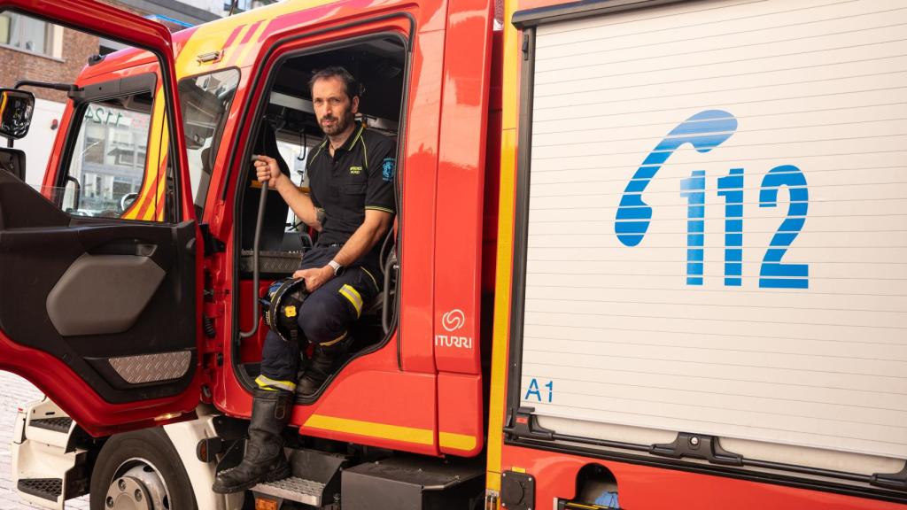Tubío posa para EL ESPAÑOL en un camión de bomberos.