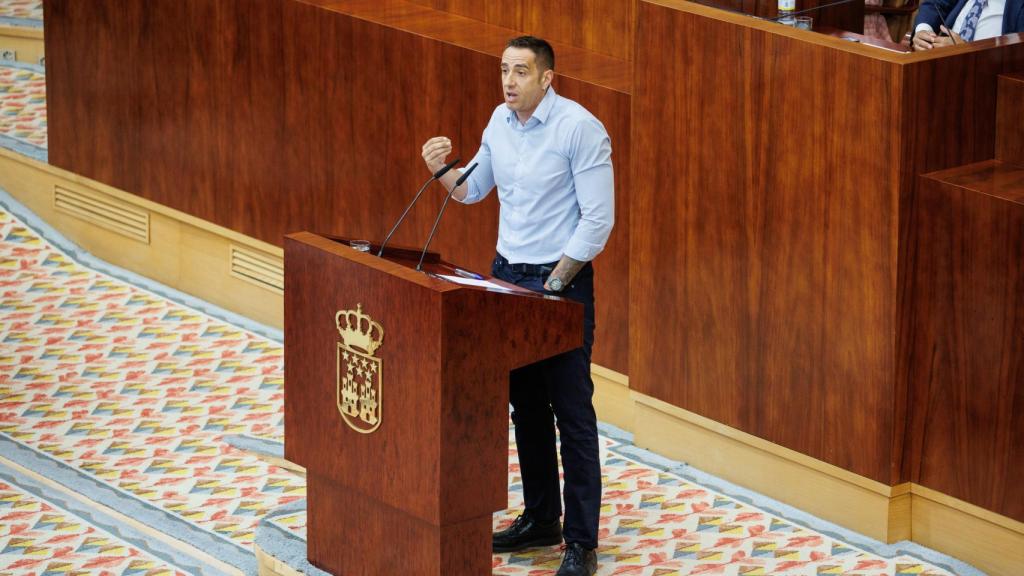 El diputado de Más Madrid, Emilio Delgado, interviene durante una sesión plenaria de la Asamblea de Madrid.