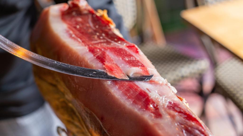 Detalle del corte del jamón ejecutado con precisión milimétrica por Florencio Sanchidrián.