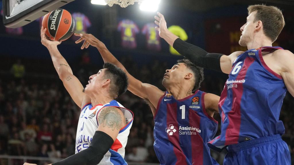 Los jugadores del Barça Jan Vesely y Oscar da Silva luchan con Derek Willis, de Anadolu Efes