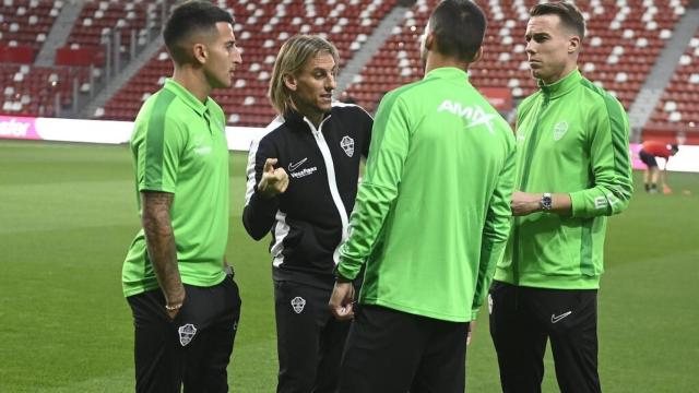 Beccacece habla con sus jugadores en El Molinón.