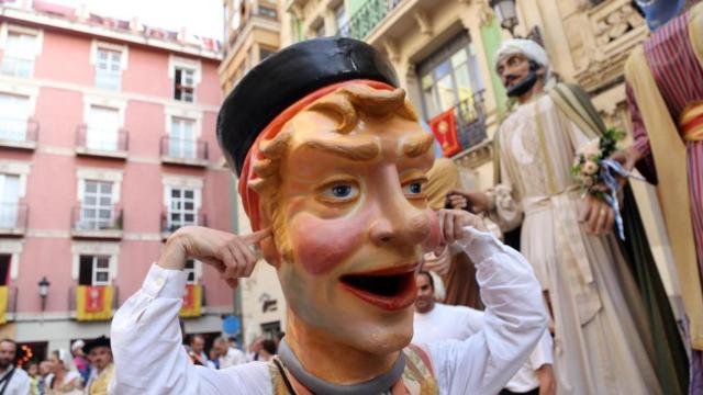 Gigantes y cabezudos pasearán por el centro mientras el rap reina en Rabassa.