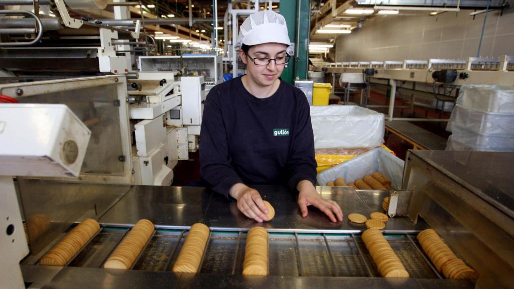 Fotografía: Archivo. Línea de producción de la fábrica que Galletas Gullón tiene en Aguilar de Campóo (Palencia)