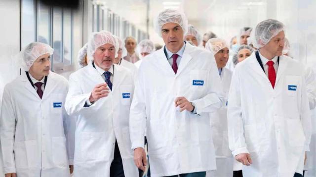 Pedro Sánchez, en el centro de la imagen, durante una visita a las instalaciones de Hipra.