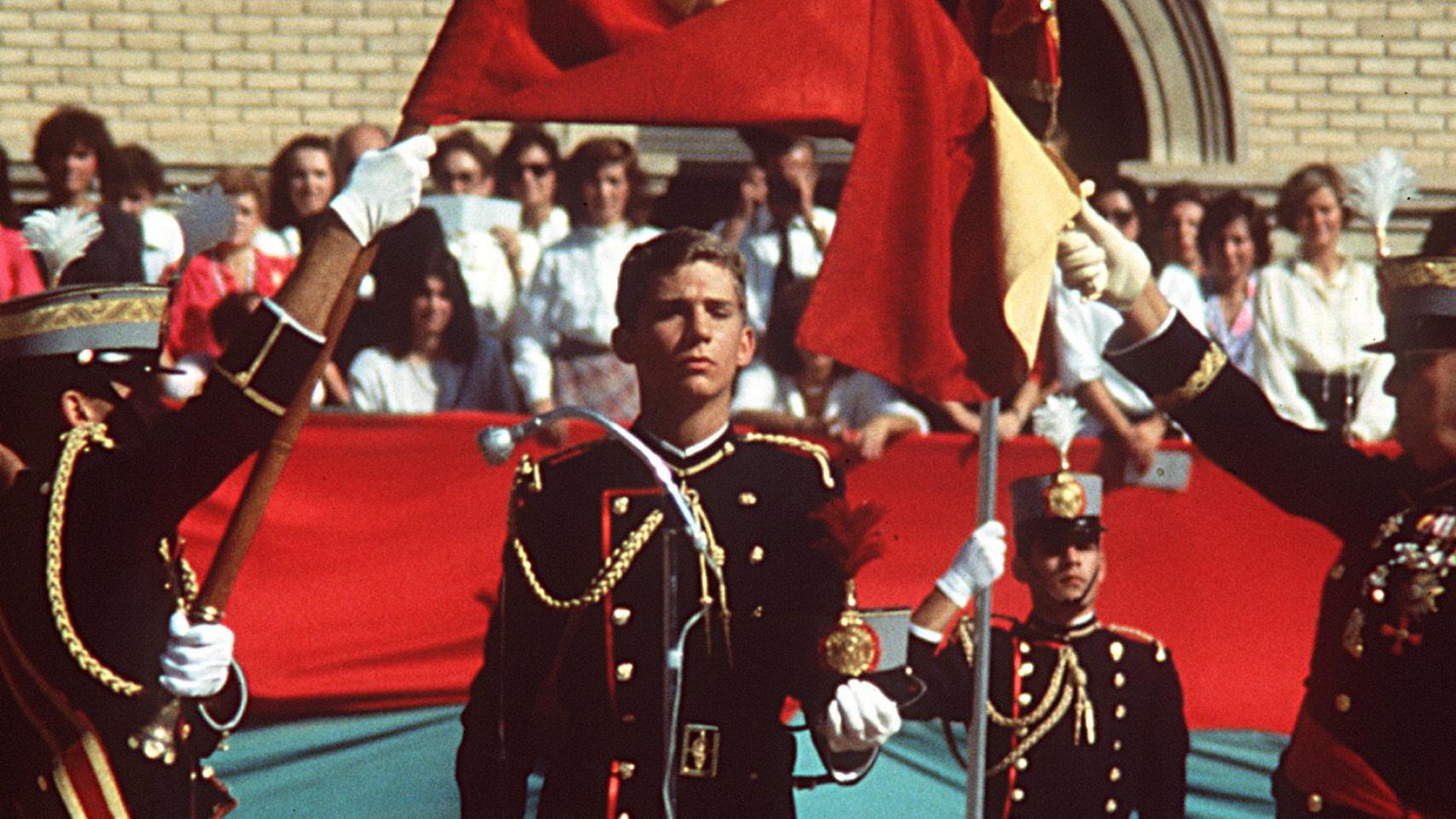 El entonces príncipe Felipe en su jura de bandera en la Academia Militar de Zaragoza.